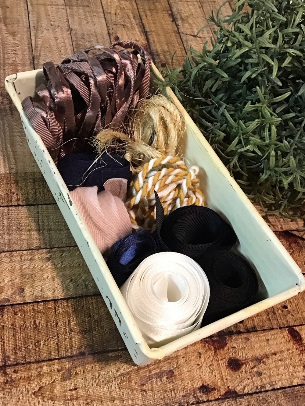 ♥️5/25$ vintage bakery tin with ribbon/twine